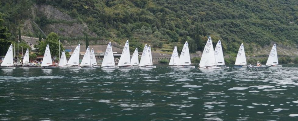 kl_Auslaufen vor Gardasee-Kulisse