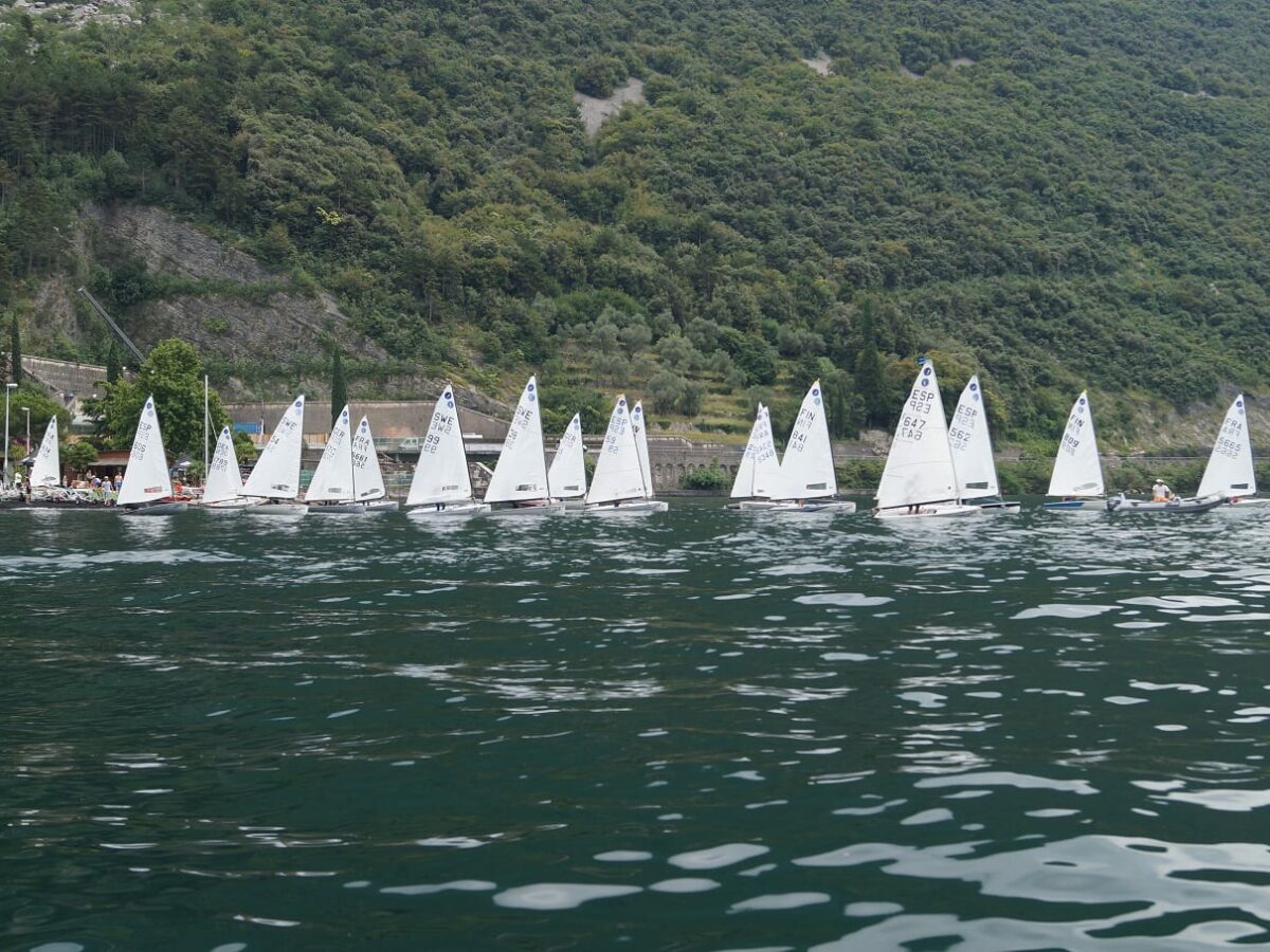 kl_Auslaufen vor Gardasee-Kulisse